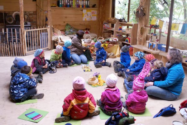 hofzwerge kindergarten in der Blockhütte.jpg