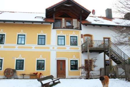 Außenansicht_Aufgang_und_Balkon.jpg